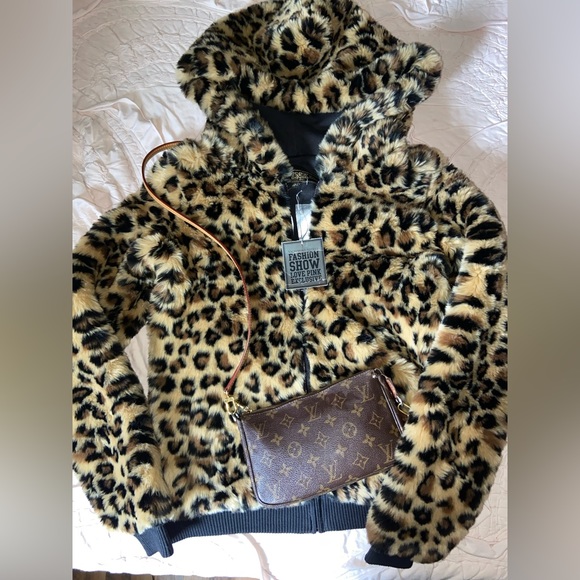 EXCLUSIVE: VS PINK Faux Fur Bomber Jacket 🐆 From Fashion Show RUNWAY! - Picture 3 of 16